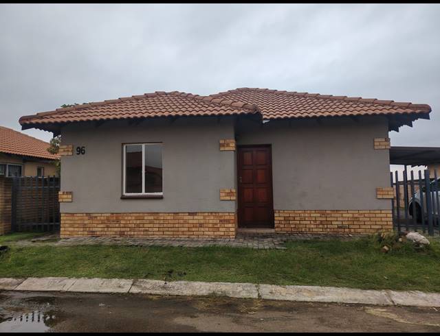 3 BEDROOM TOWNHOUSE FOR SALE IN WATERKLOOF HILL ESTATE